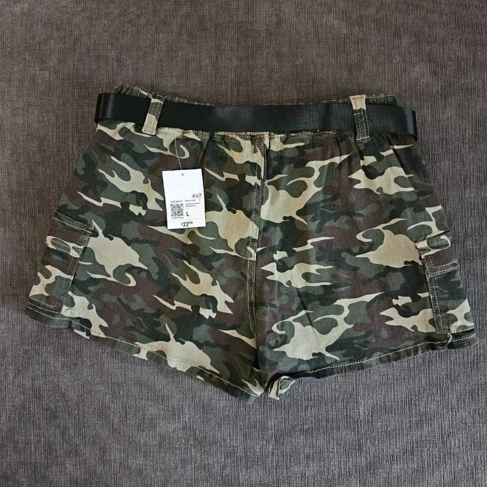 Forever 21 Women's Olive green High Rise Camouflage Print Cargo Shorts Size L
